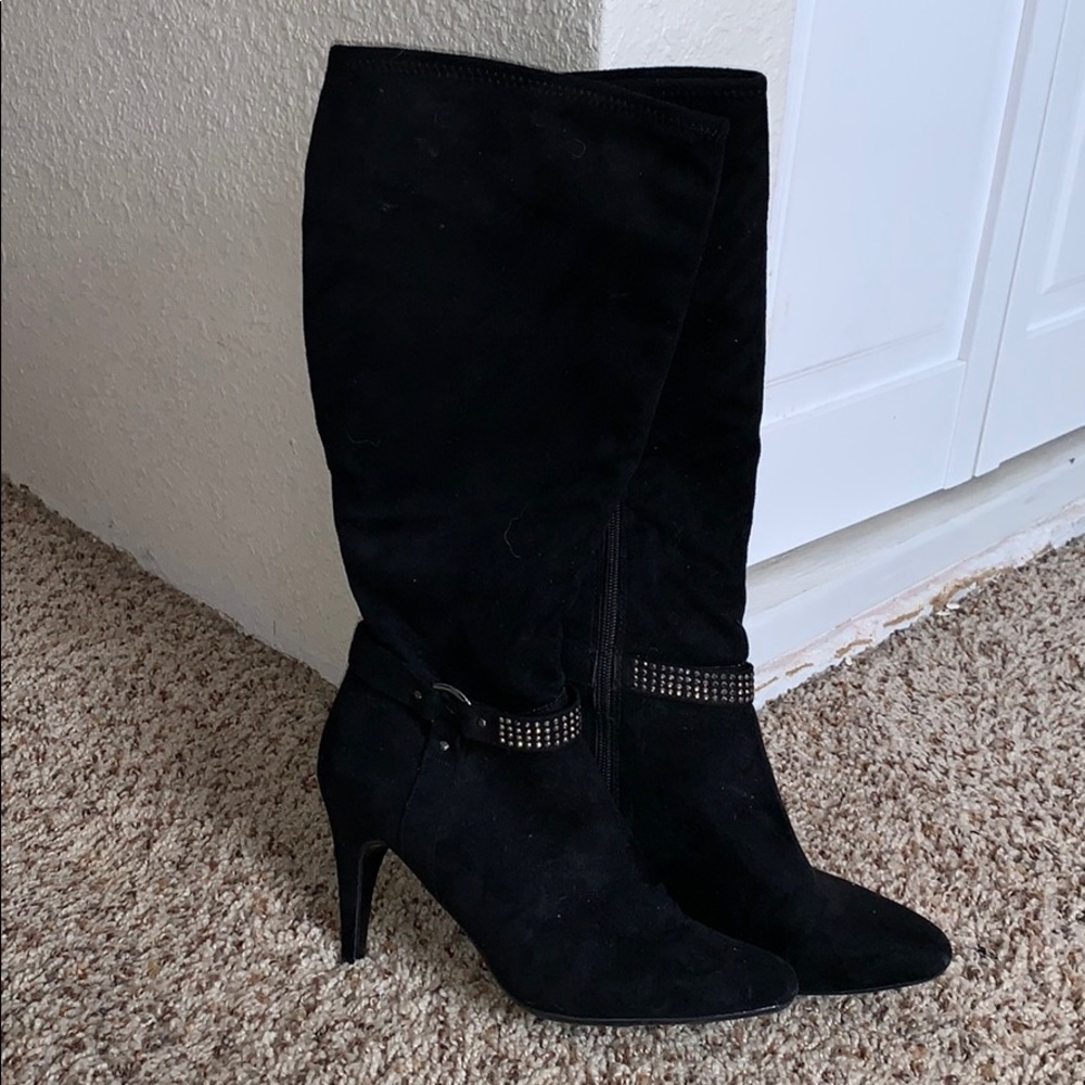 Black heeled boots
